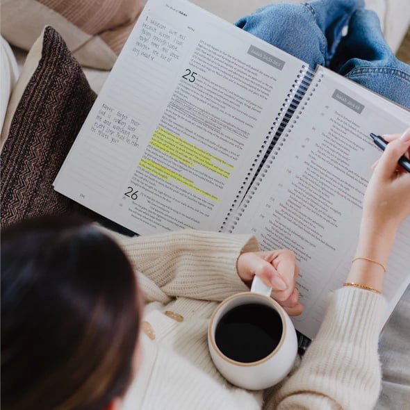 🔥LAST DAY 50% OFF -🙏🏼The Bible In A Year: A 52-Week Journey Through God's Word